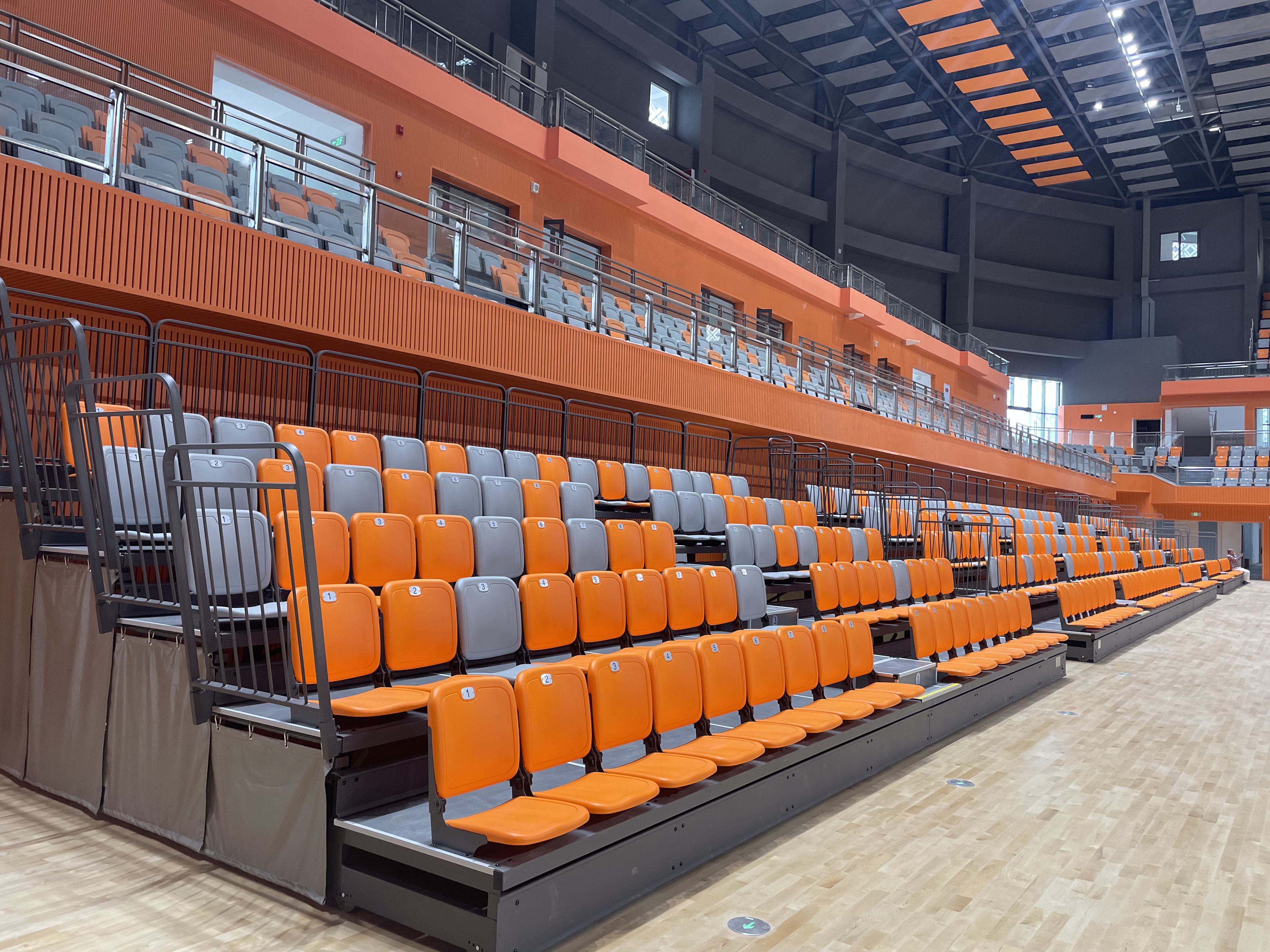 學(xué)?？磁_(tái)座椅要怎么選擇配置